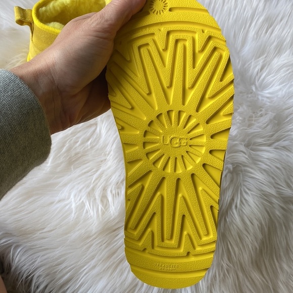 🎄SALE! UGG Neumel Women’s boot size 5 Canary - Picture 4 of 7